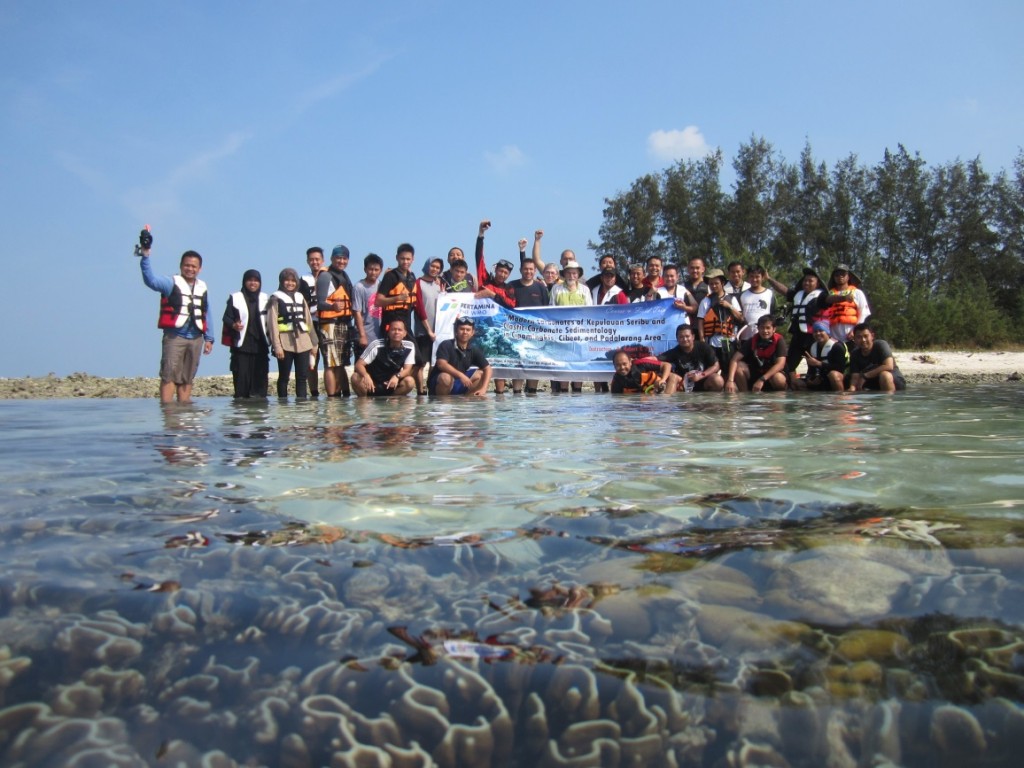Foto bersama peserta di Pulau Kepas, bagian paling timur dari Kepulauan Seribu